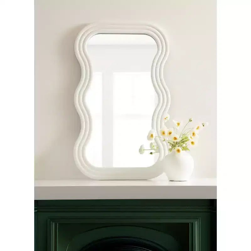 Kate & Laurel All Things Decor Specchio da parete ondulato Fripp 24"x40" in legno bianco