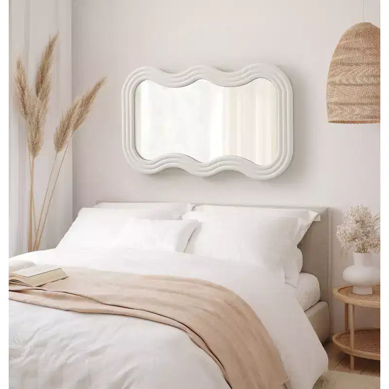 Kate & Laurel All Things Decor Specchio da parete ondulato Fripp 24"x40" in legno bianco