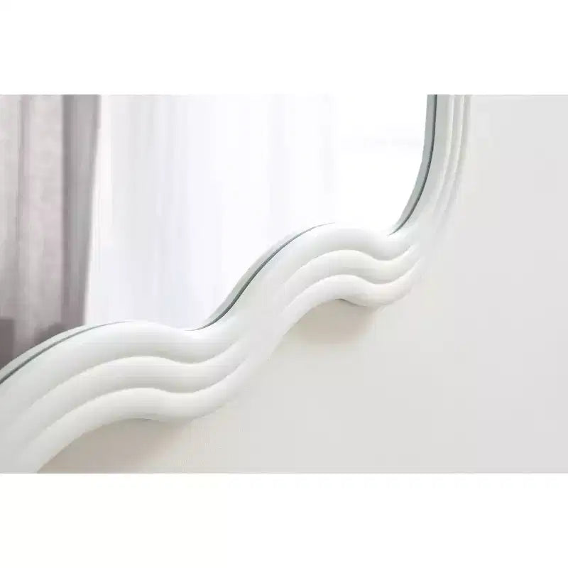 Kate & Laurel All Things Decor Specchio da parete ondulato Fripp 24"x40" in legno bianco