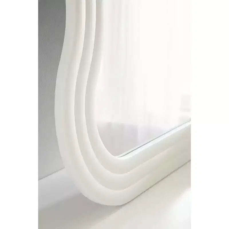 Kate & Laurel All Things Decor Specchio da parete ondulato Fripp 24"x40" in legno bianco