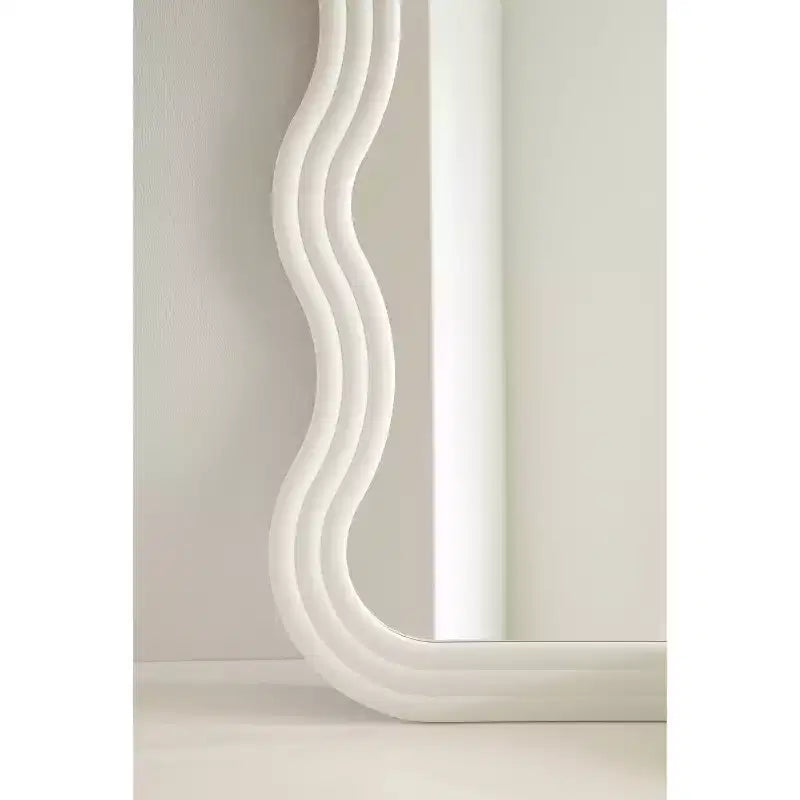 Kate & Laurel All Things Decor Specchio da parete ondulato Fripp 24"x40" in legno bianco