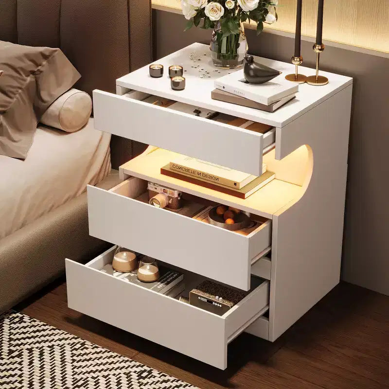 Comodino Moderno con Luce a LED Controllabile tramite App, Scaffale Aperto a U, Tavolino da Notte con Stazione di Ricarica, Tavolino Laterale a 3 Cassetti con Porta USB e Presa Elettrica