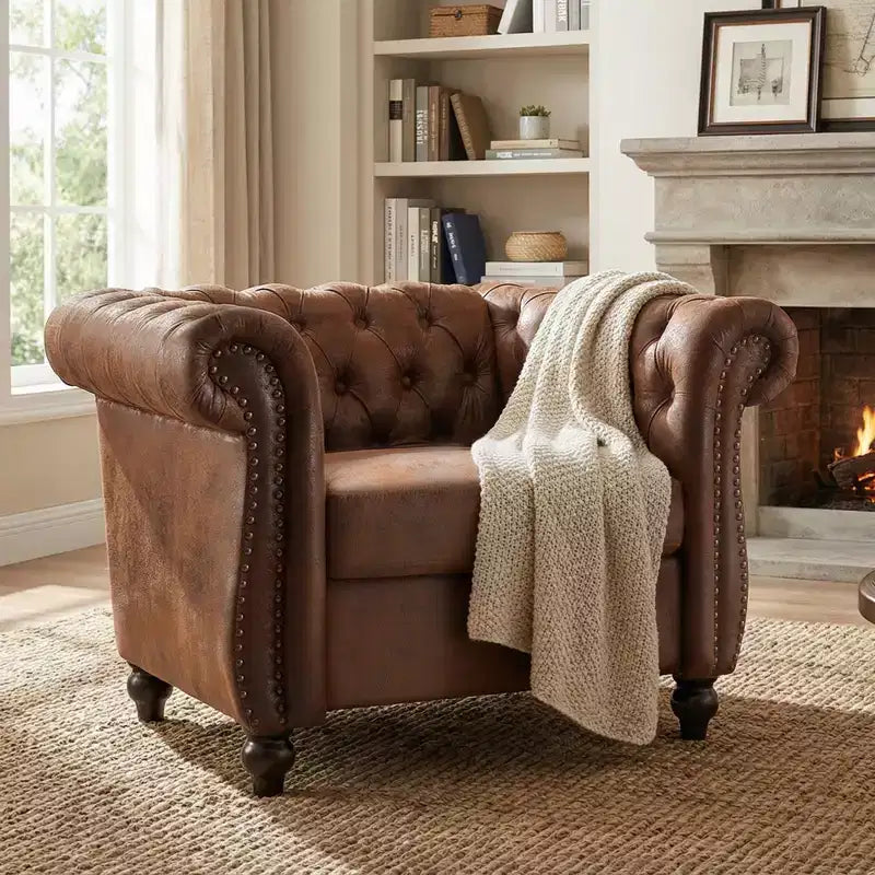 Poltrona Chesterfield moderna, Poltrona Club con braccioli a voluta, Borchie decorative e gambe in legno massello