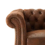 Poltrona Chesterfield moderna, Poltrona Club con braccioli a voluta, Borchie decorative e gambe in legno massello