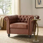 Poltrona Chesterfield moderna, Poltrona Club con braccioli a voluta, Borchie decorative e gambe in legno massello