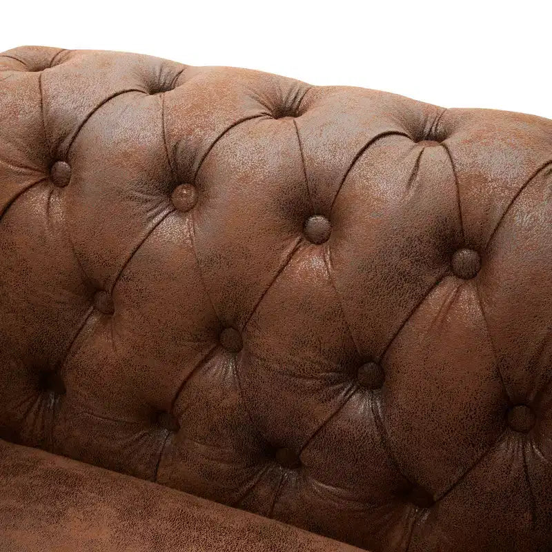 Poltrona Chesterfield moderna, Poltrona Club con braccioli a voluta, Borchie decorative e gambe in legno massello