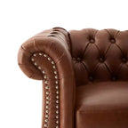 Poltrona Chesterfield moderna, Poltrona Club con braccioli a voluta, Borchie decorative e gambe in legno massello