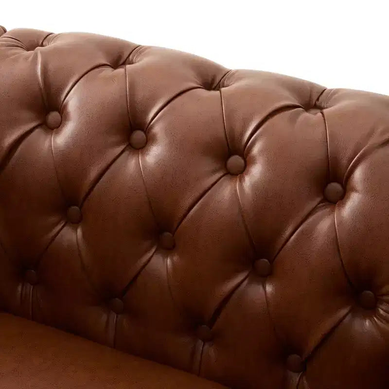 Poltrona Chesterfield moderna, Poltrona Club con braccioli a voluta, Borchie decorative e gambe in legno massello