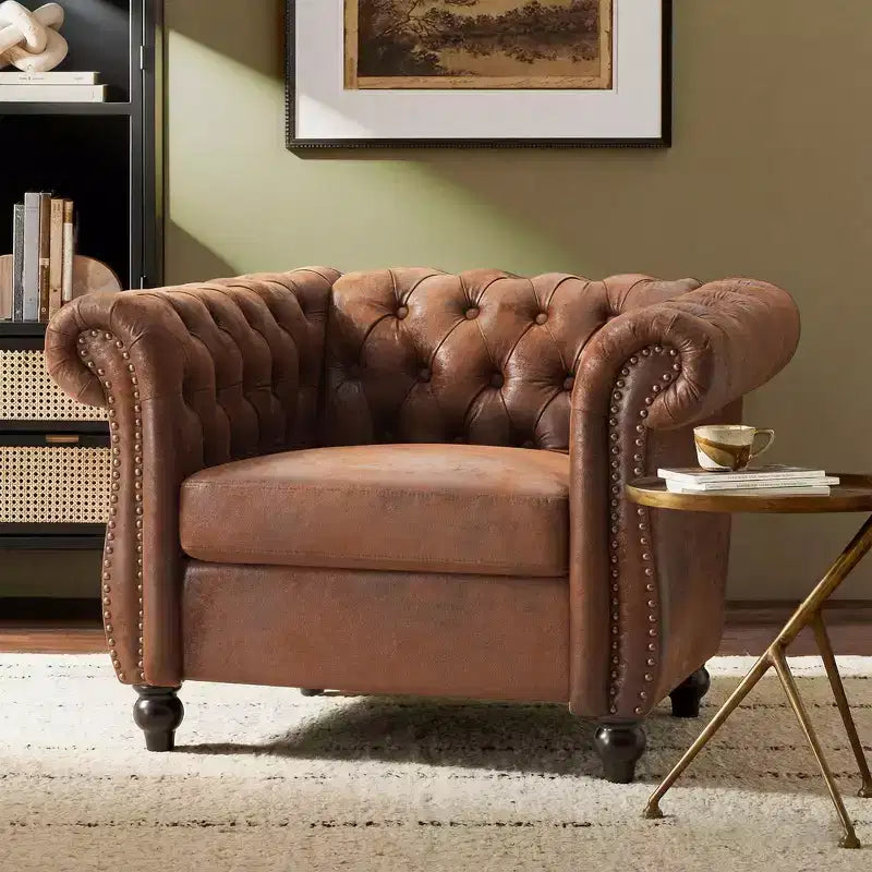Poltrona Chesterfield moderna, Poltrona Club con braccioli a voluta, Borchie decorative e gambe in legno massello