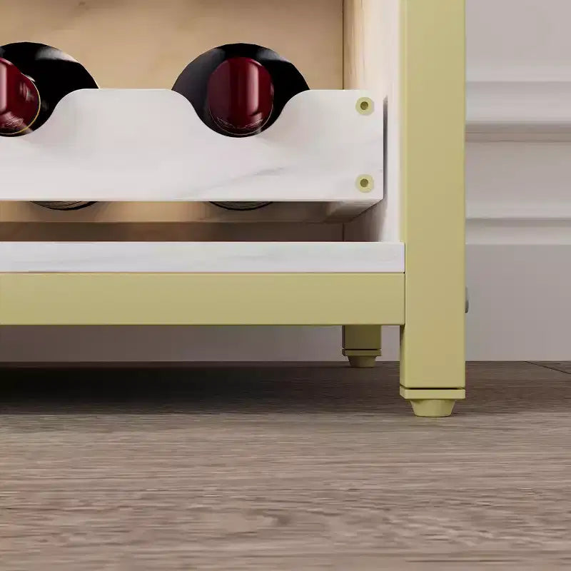 Mobile bar per vini, armadietto da caffè e vino in stile rustico con presa di corrente e luce LED, credenza per liquori dorata con portabottiglie e porta bicchieri rimovibili