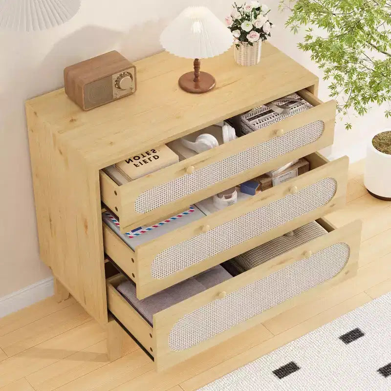 Comò in rattan con 3 cassetti diversi, cassettiera naturale per armadio con maniglie e gambe in legno, dotata di kit antiribaltamento, rovere naturale